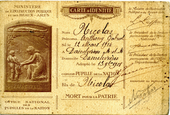 Registres militaires, cartes postales, photographies concernant Charles Nicolas et Henri Lahaye.