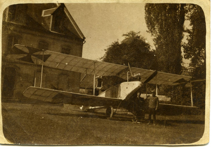 Photographies (famille et aviation), correspondance, habit militaire relatifs à Abel Madiot.