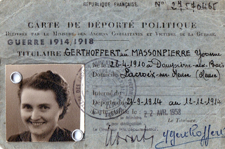 Photographies, documents (carte de déporté politique, carte de contrôle) concernant la famille Massompierre.