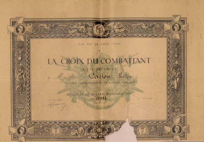 Citations, médaille, photographie relatifs à Victor Carton.