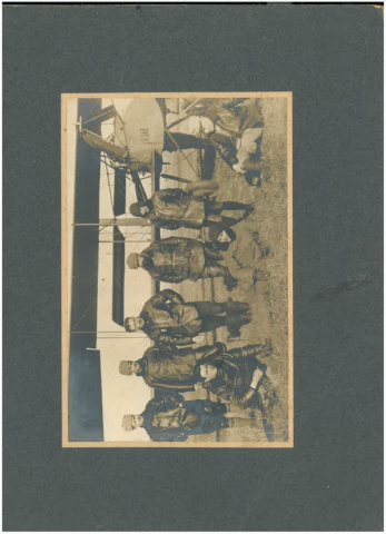 Photographies et documents concernant l'aviation, plus une carte montrant le Chemin des Dames en 1917